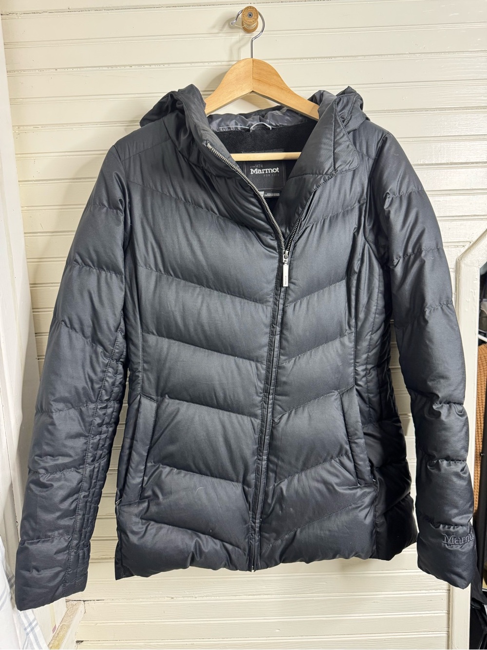 M Marmot Women’s 700 Fill Down Black Puffer Jacket – Size Small